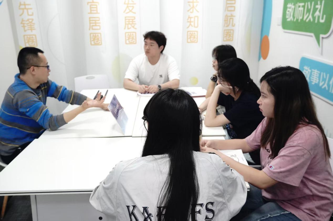 图3:同学们现场踊跃提问