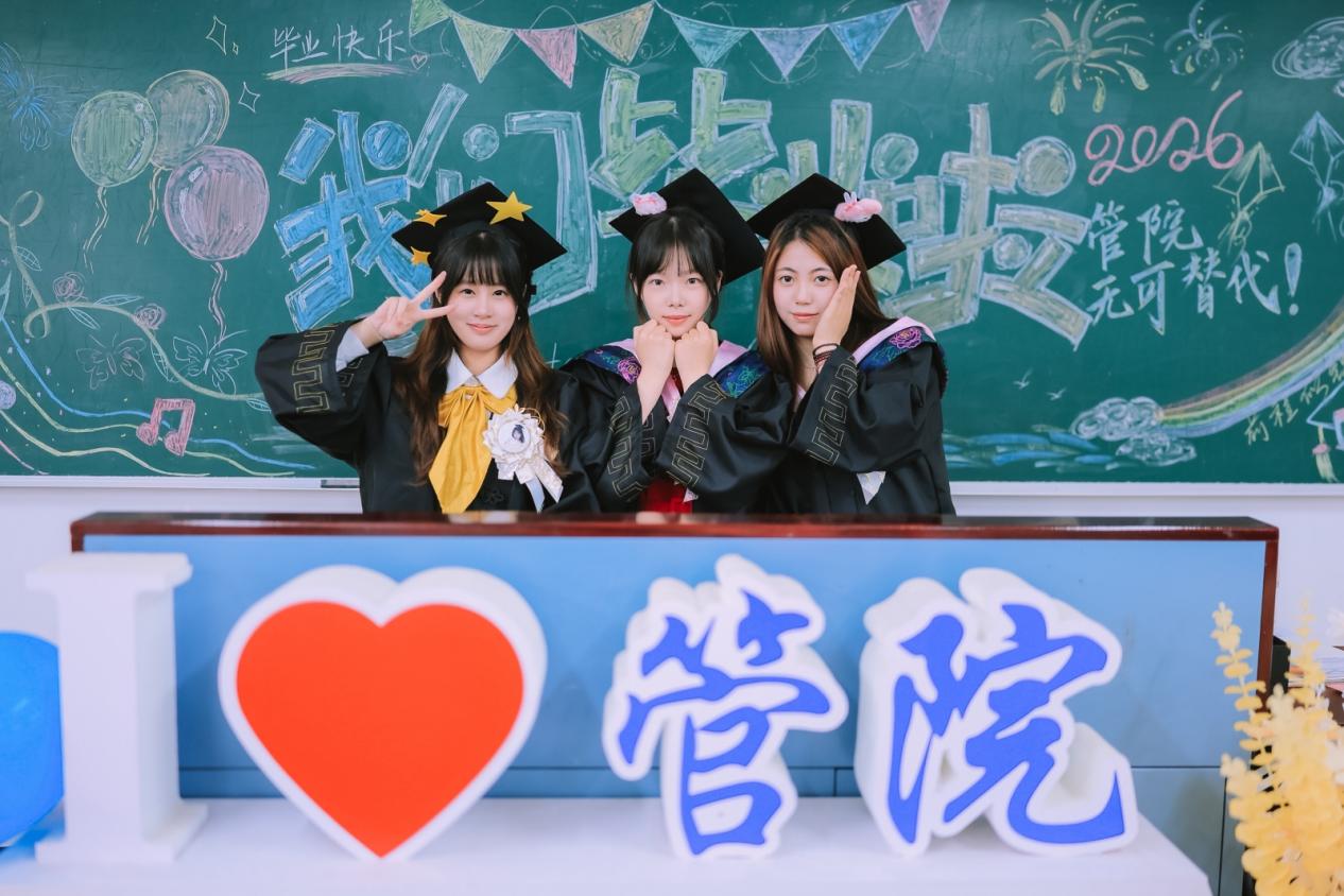 图1:毕业生合影
